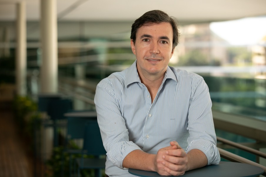 Foto de Pedro Fernandes, um homem branco de camisa azul clara em um escritório para a matéria sobre o agronegócio no Brasil.