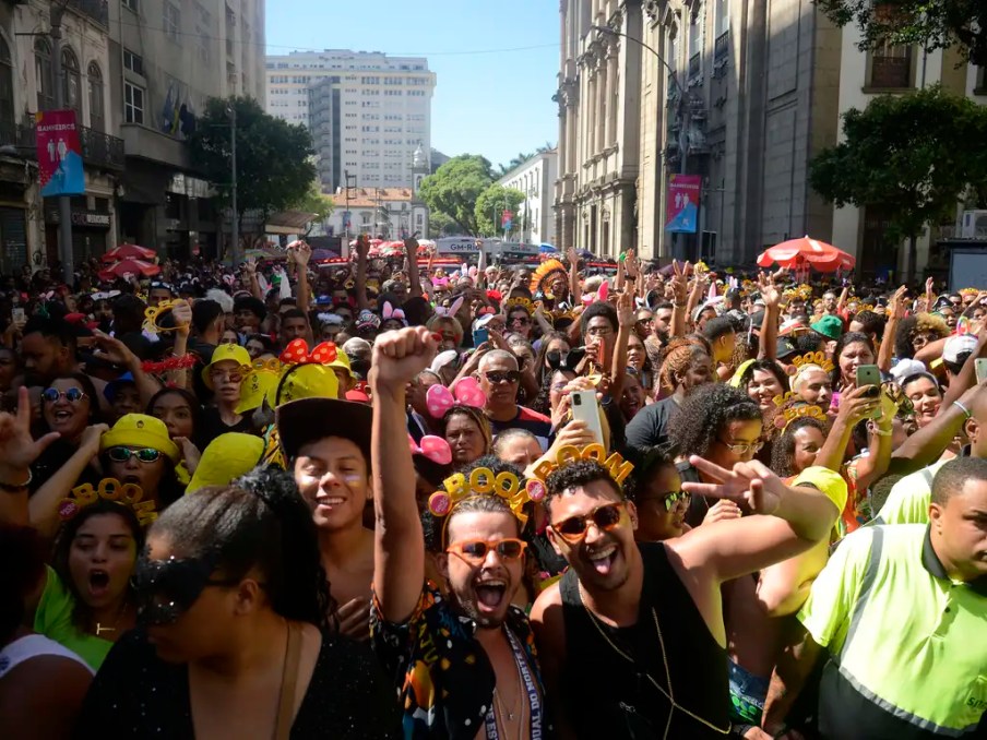 Imagem mostra foliões pelas ruas do centro do Rio de Janeiro para ilustrar conteúdo sobre se Carnaval é feriado