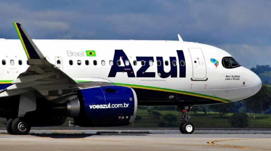 Foto de um avião da companhia aérea Azul (AZUL4). A matéria destaca ações em alta no Ibovespa em 08/01.