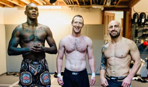 Mark Zuckerberg entre o atleta Israel Adesanya e o campeão de UFC Alexander Volkanovski (Foto: Instagram stylebender/@jeffsainlar)
