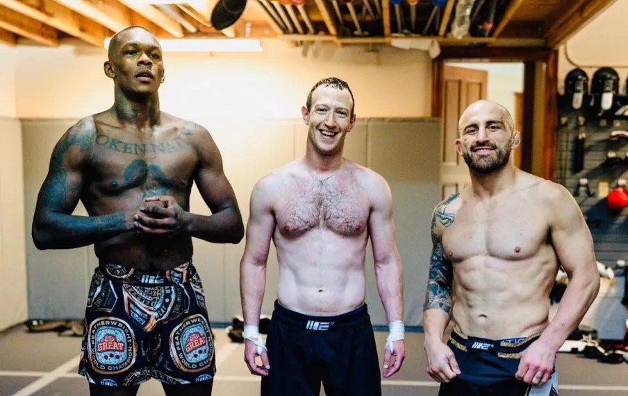 Imagem traz Mark Zuckerberg entre o atleta Israel Adesanya e o campeão de UFC Alexander Volkanovski