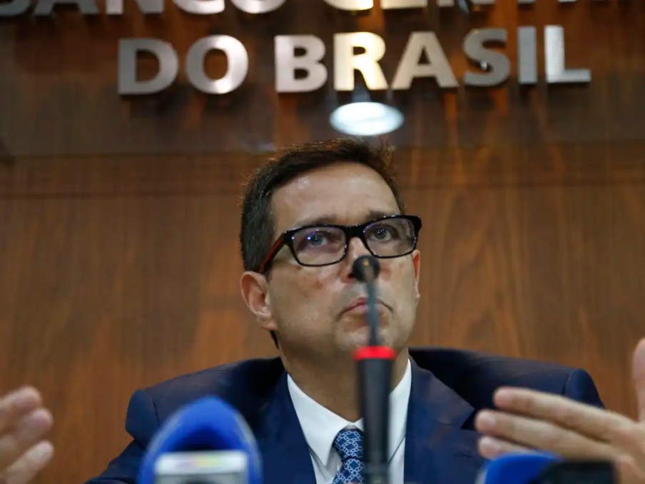 Foto de Roberto Campos Neto, presidente do Banco Central. Ele é homem, branco e usa terno e gravata.