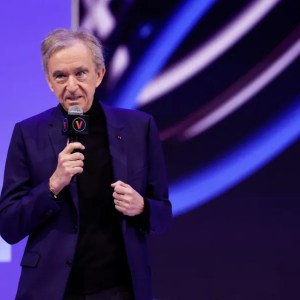 Foto de Bernard Arnault para ilustrar conteúdo sobre os bilionários Forbes