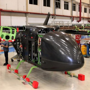 O que é um eVTOL? Reportagem mostra protótipo da Eve do eVTOL, sigla em inglês para aeronave elétrica de pouso e decolagem vertical, no pátio de instalação da Embraer, em Taubaté, no interior de São Paulo.
