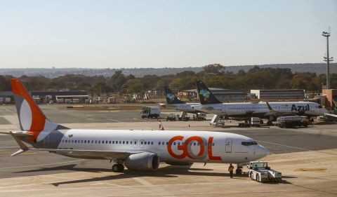 Movimentação de aviões da Azul e da GOL no aeroporto Juscelino Kubitschek, em Brasília (DF) Foto: Marcelo Camargo/Agência Brasil