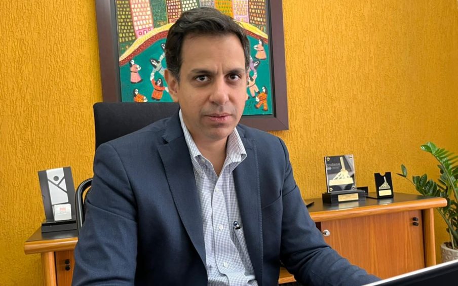 Foto de Fernando Razuk, CEO da Somos Desenvolvimento, que quer fazer um IPO na bolsa de valores. Ele é homem, tem cabelos grisalhos e usa paletó cinza e camisa branca.