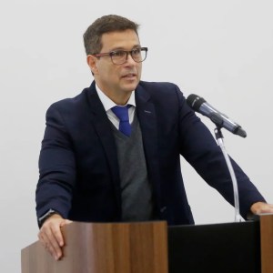 Foto de Roberto Campos Neto, presidente do Banco Central do Brasil. Ele é homem, branco, usa óculos e usa paletó preto.