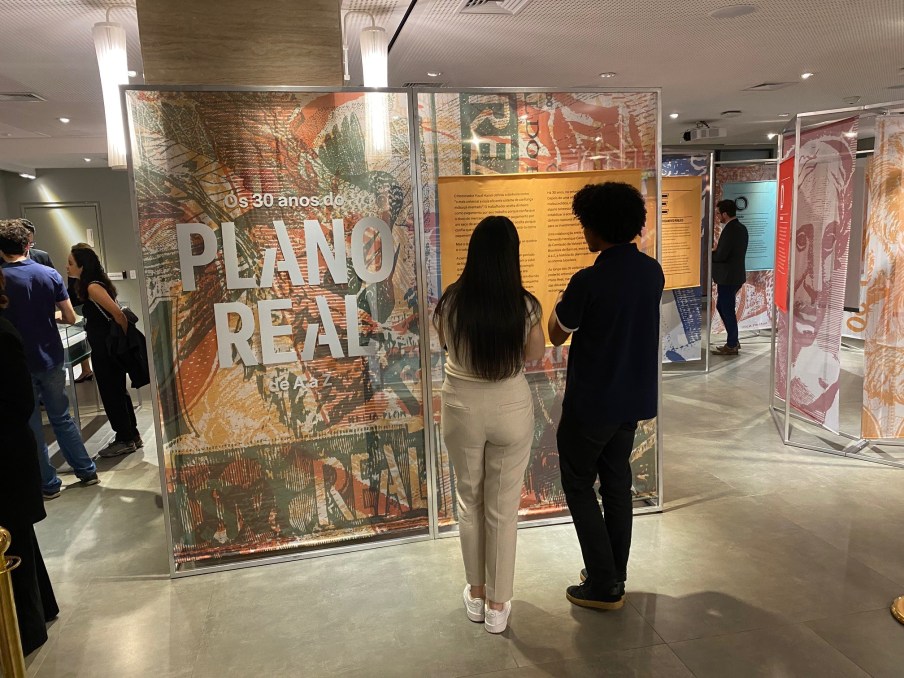 Exposição na B3 sobre os 30 anos do Plano Real foi inaugurada nessa quinta-feira