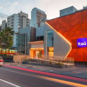 Nova fachada de agência do banco Itaú. A matéria descreve as empresas e ações que são as maiores pagadoras de dividendos de 2024.