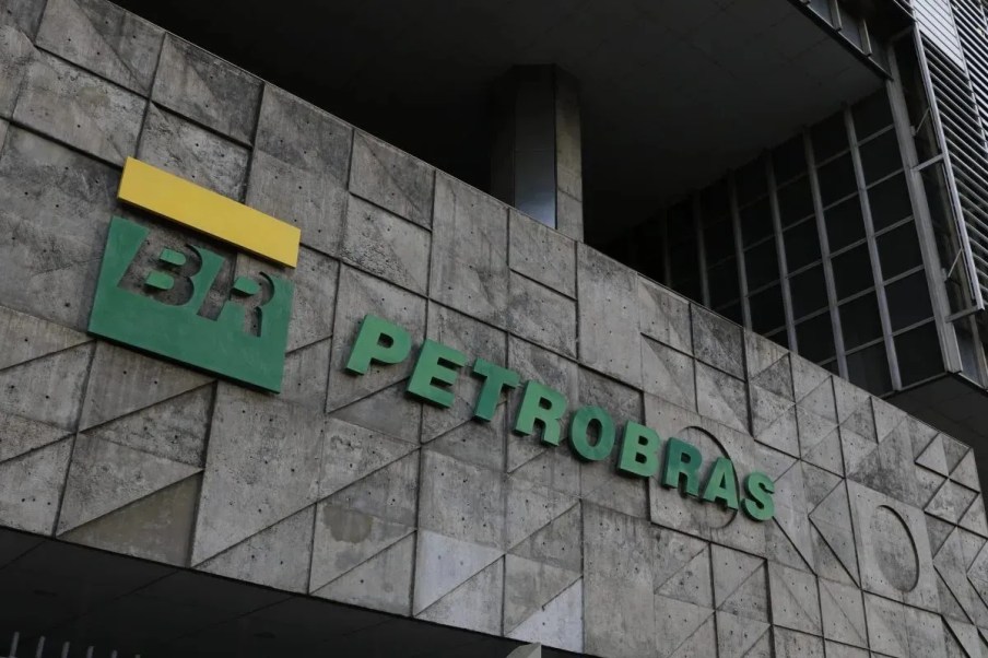 Imagem da fachada de um prêdio com a logomarca da Petrobras