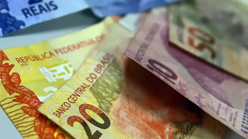 Imagem com notas de real para ilustrar reportagem sobre quanto rendem R$ 25 mil no cdb