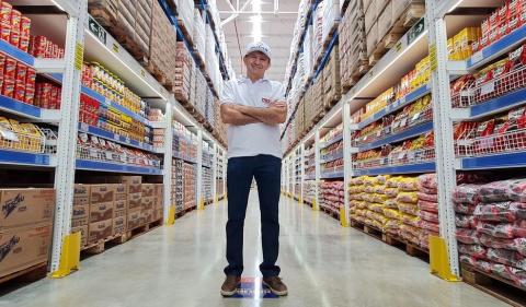 O empresário Ilson Mateus em uma das lojas de sua rede. Foto: Divulgação