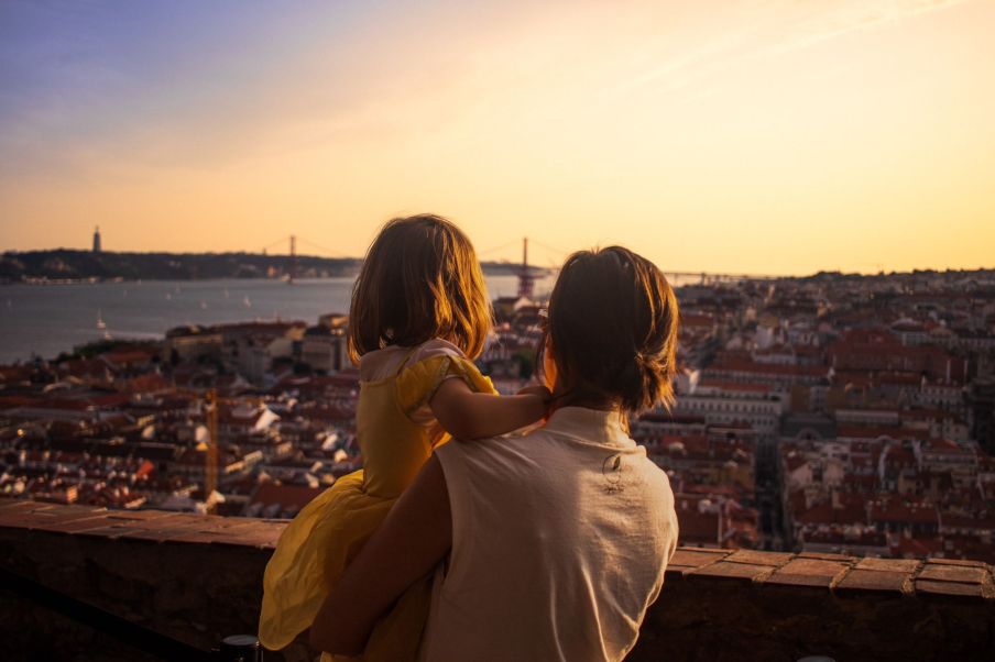 Vista aérea de Lisboa para ilustrar reportagem sobre quanto custa viajar para Portugal