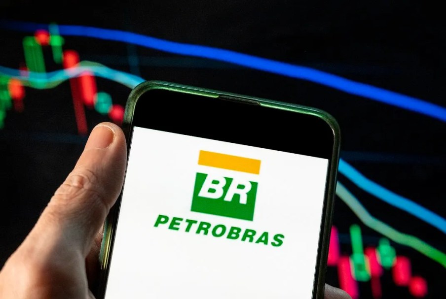 Foto de um celular com logo da Petrobras (PETR3;PETR4), maior pagadora de dividendos do Ibovespa.