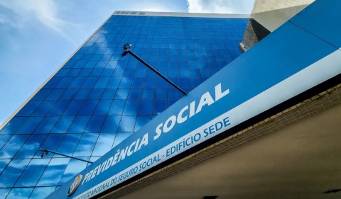 Pela regra geral do INSS para se aposentar, mulher deve ter idade mínima de 62 anos e homens, de 65 anos. (Foto: Rafa Neddermeyer/Agência Brasil)