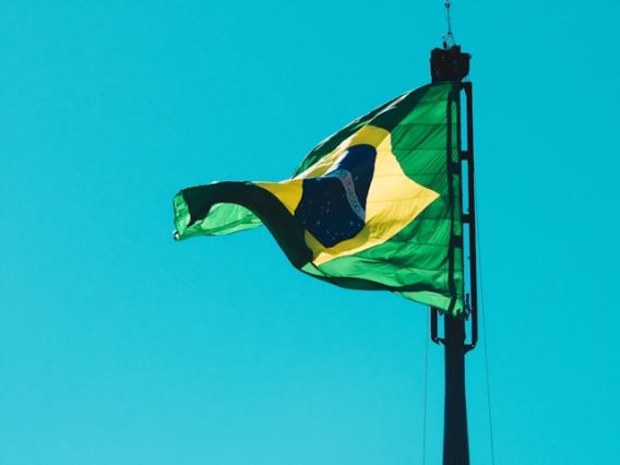 Bandeira do Brasil (Foto de Ramon Buçard na Unsplash). A imagem ilustra matéria sobre a recomendação de investimentos do banco Morgan Stanley