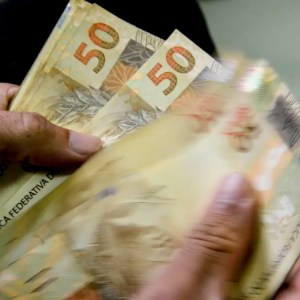 Imagem de notas de R$ 50 para ilustrar reportagem sobre investimentos de investimento 3% ao mês