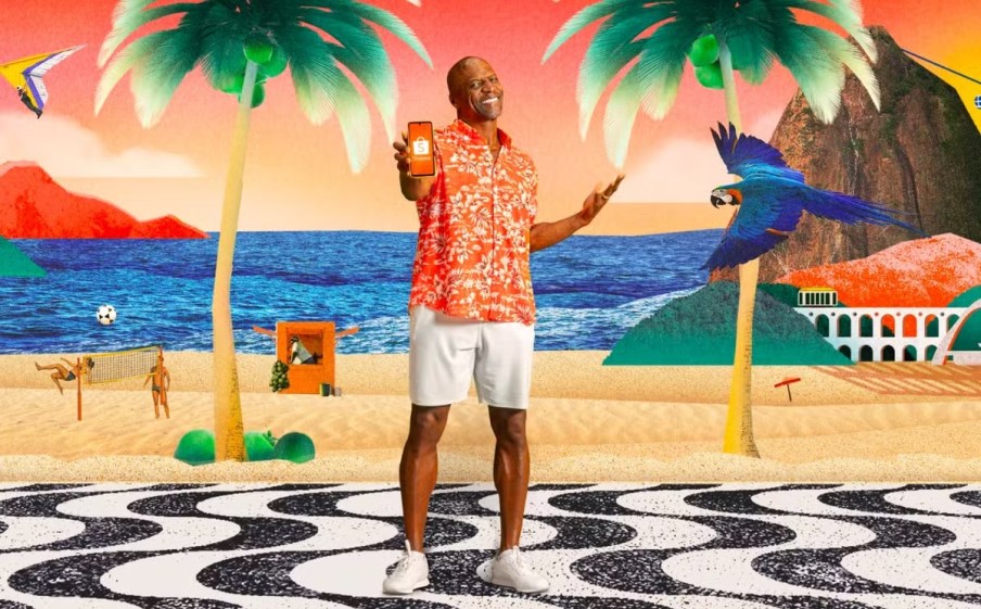 Foto do ator Terry Crews em propaganda para a Shopee no Brasil, concorrente do Mercado Livre (MELI34). Ele é um homem negro.