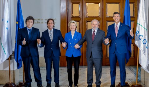 Líderes do Mercosul e da União Europeia celebram conclusão de acordo entre os blocos. Da esquerda para a direita: Javier Milei, presidente da Argentina; Luis Lacalle Pou, presidente do Uruguai; Ursula von der Leyen, presidente da Comissão Europeia; Luiz Inácio Lula da Silva, presidente do Brasil; e Santiago Peña, presidente do Paraguai Foto: Ricardo Stuckert/Presidência da República do Brasil
