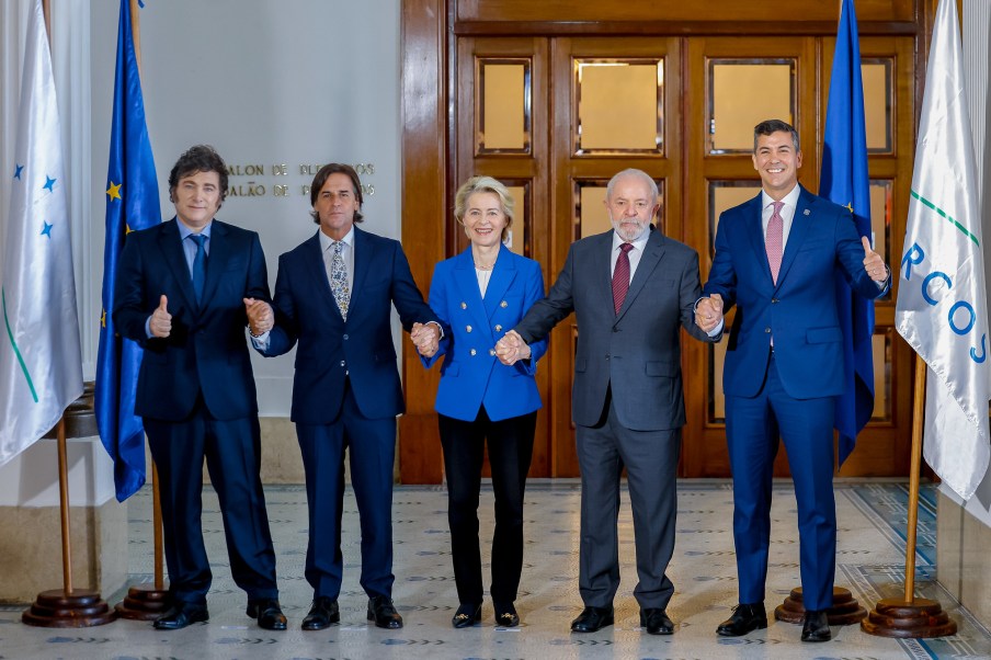 mercosul, união europeia, Javier Milei, presidente da Argentina; Luis Lacalle Pou, presidente do Uruguai; Ursula von der Leyen, presidente da Comissão Europeia; Luiz Inácio Lula da Silva, presidente do Brasil; e Santiago Peña, presidente do Paraguai