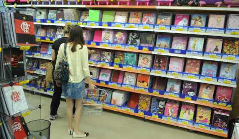 Pais de alunos compram material escolar em papelaria (Wilson Dias/ABr)
