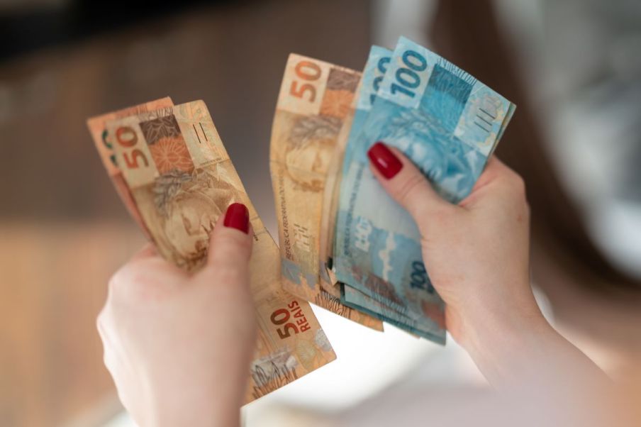 O novo consignado privado, criado pelo governo via medida provisória no último dia 12, começa a funcionar nesta sexta-feira. Se antes a linha só atendia 3,8 milhões de pessoas, porque dependia dos bancos terem acordos individuais com cada empresa, agora haverá um sistema centralizado, que vai permitir que ela chegue a até 47 milhões de pessoas.