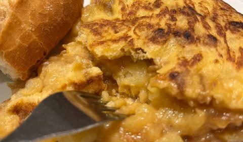 Tortilla de batatas com cebola e pão de acompanhamento, melhores tortillas de Madrid Foto: Redação