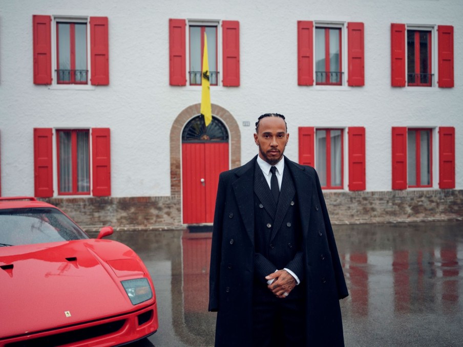 Foto de Hamilton na Ferrari: imagem do piloto em seu primeiro dia na sede da escuderia em Maranello, na Itália
