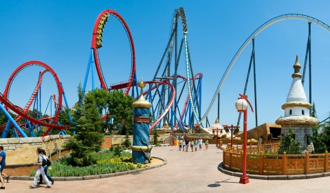 Parques de diversão na Europa: o PortAventura, em Barcelona, tem a montanha russa mais rápida (180 km/h) e alta (112 metros) do continente - Foto: Divulgação