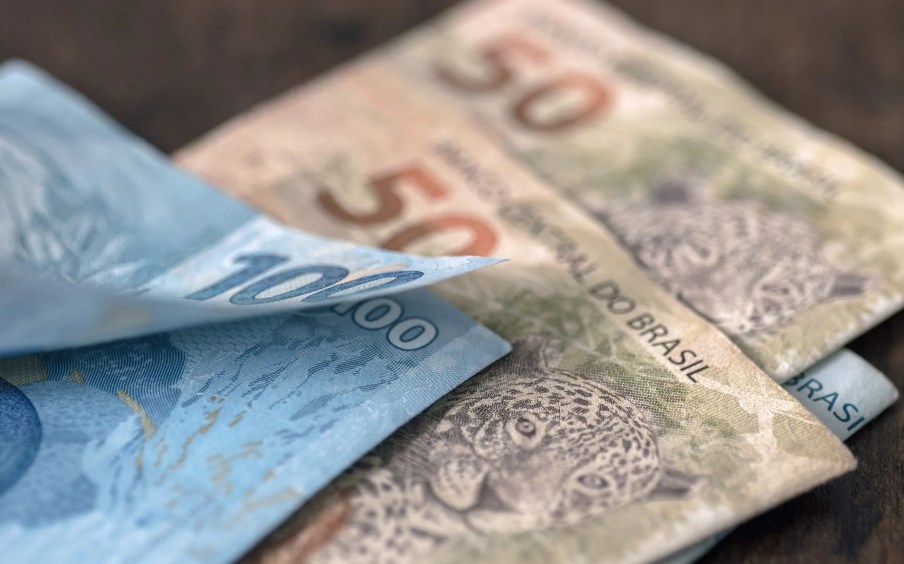 Foto de duas notas de 50 reais e uma de 100 reais.