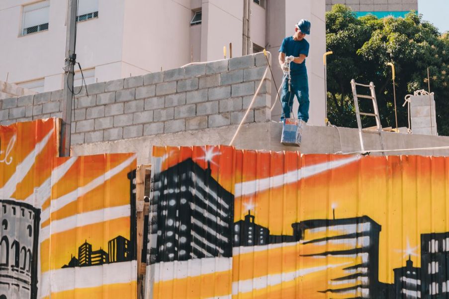 homem trabalhando em uma construção