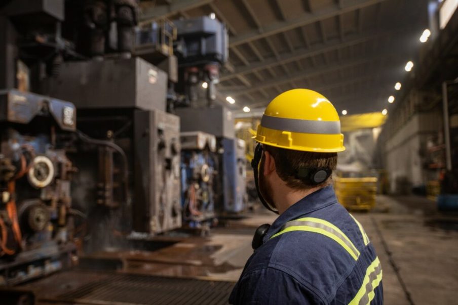 Foto de um funcionário da Gerdau (GGBR4), cujas ações estão em alta em 10/02/2025