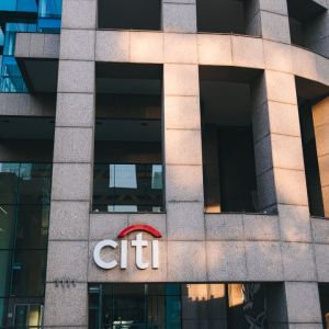 Prédio com letras brancas "Citi"
