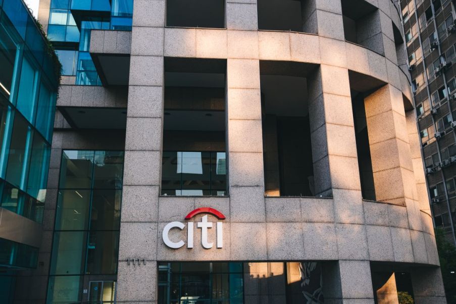 Prédio com letras brancas "Citi"