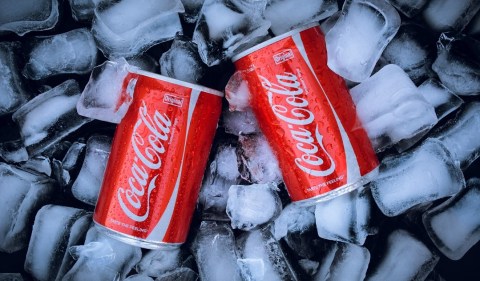 Latas de Coca-Cola. Foto: Mahbod Akhzami/Unsplash