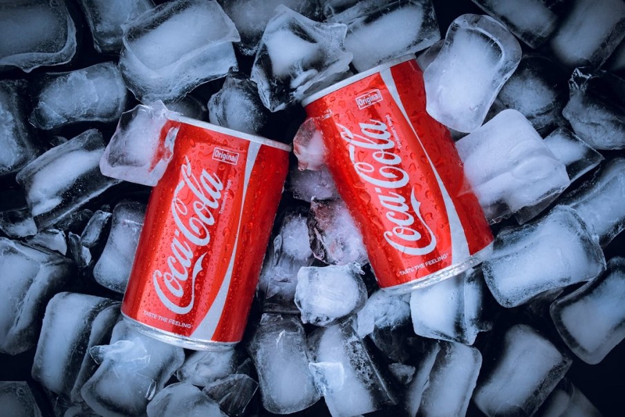Coca-Cola faz recall de 10 mil latas por possível contaminação por plástico
