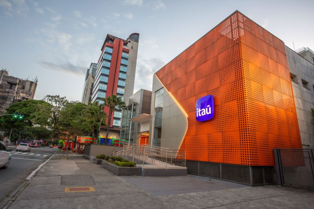 banco, placa azul com a escrita "Itaú"