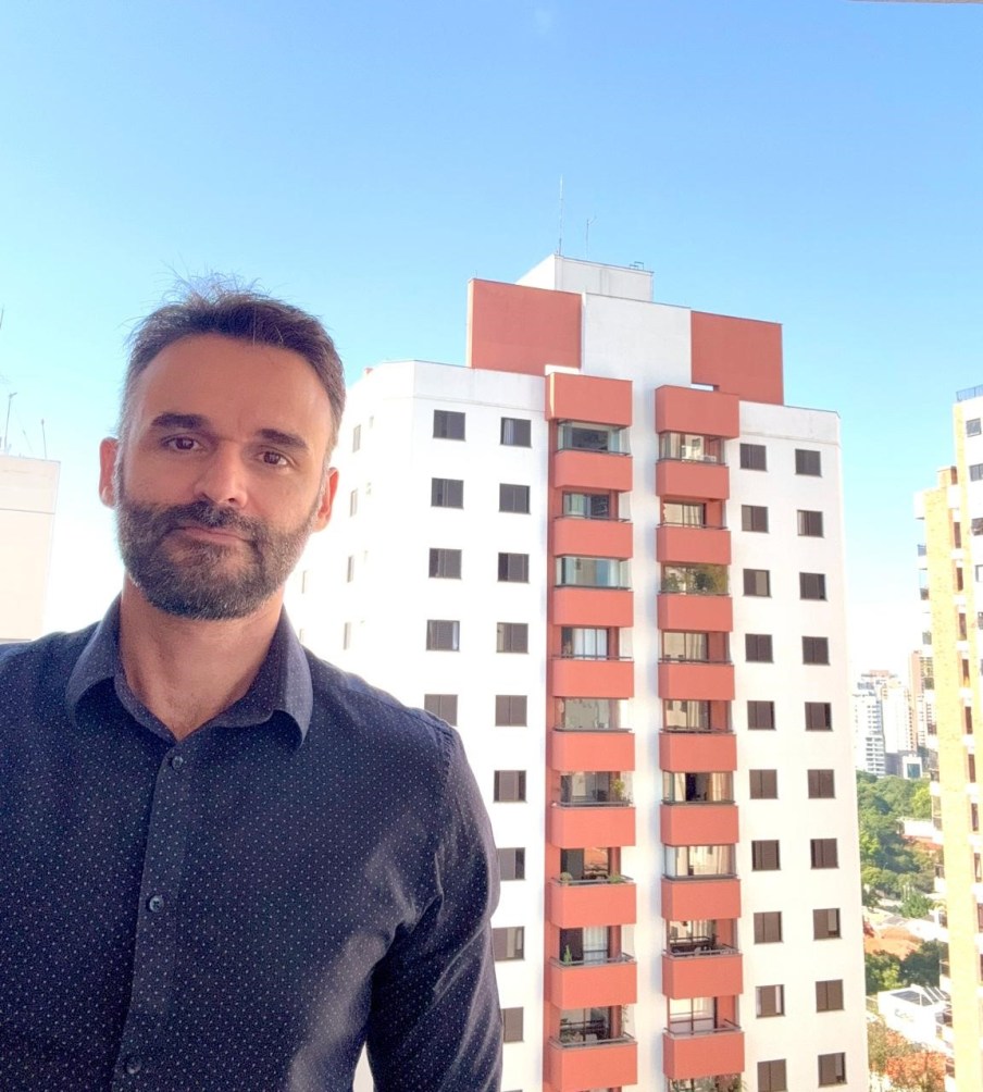 O médico Leopoldo Silva aprendeu desde criança a investir em 'dinheiro de tijolo' e hoje aplica em imóveis na Zona Sul de São Paulo. Foto: Acervo pessoal