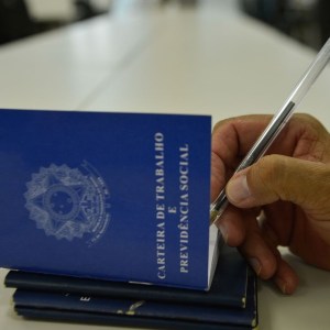 Caged: Brasil bate recorde mensal e abre quase 432 mil vagas com carteira assinada em fevereiro