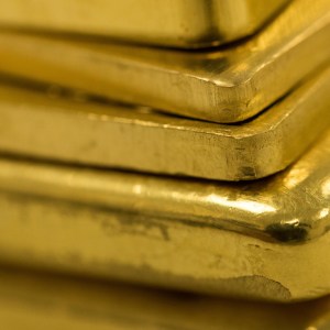 Ouro fecha estável acima de US$ 3.000 com foco em tensões geopolíticas