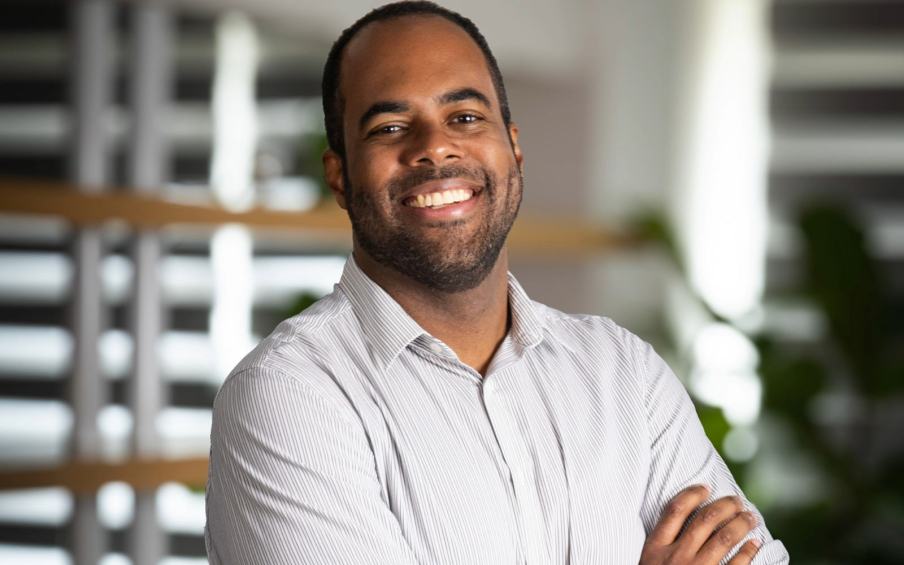 Foto do economista Felipe Oliveira, da MAG Investimentos. Ele é homem, negro e usa camisa social. É um dos entrevistados da matéria que explica como o Copom não deve cortar taxa Selic mesmo com queda do PIB do Brasil.
