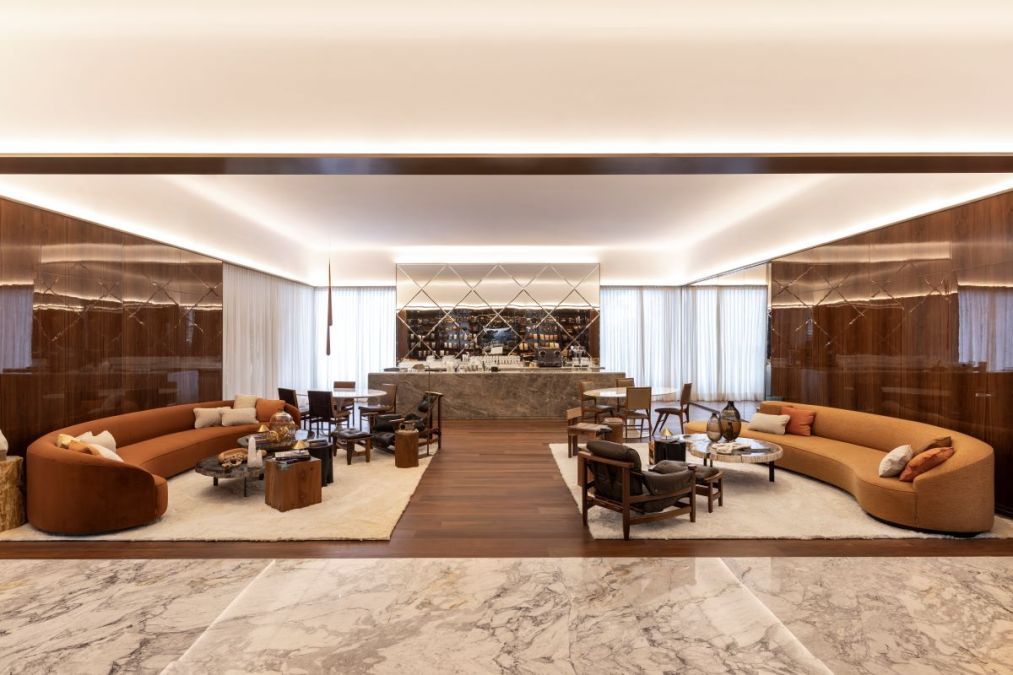 Foto de uma sala de luxo, com móveis como sofás de couro, um espaço de bar e outros itens luxuosos.