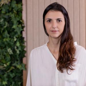 Foto de Natália Cotarelli, economista do Itaú Unibanco. Ela é mulher, morena e veste camisa social branca. A economista detalhou o que esperar do PIB do Brasil em 2025