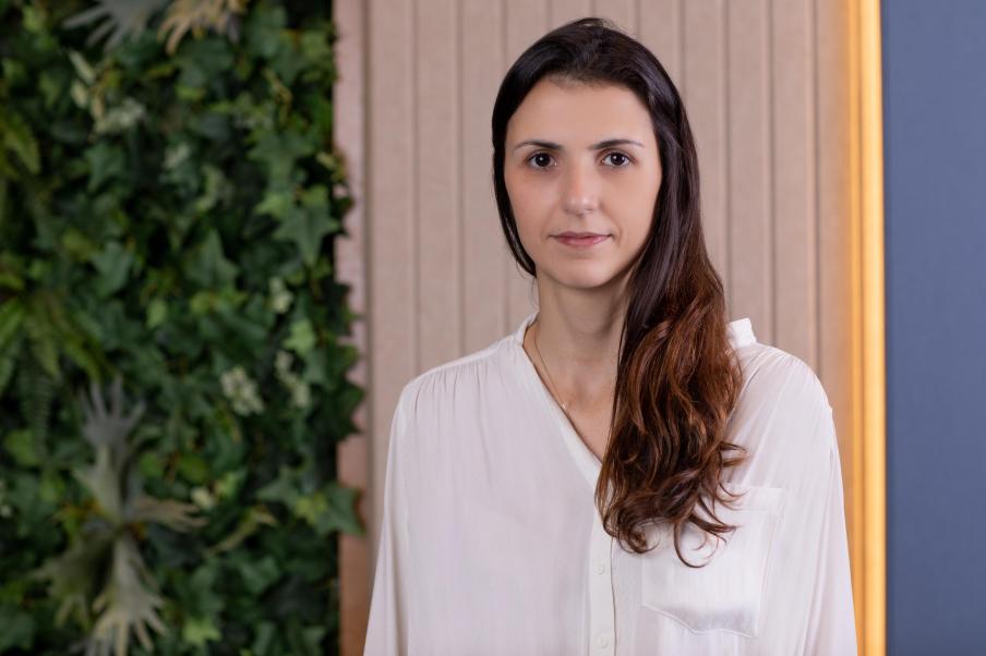 Foto de Natália Cotarelli, economista do Itaú Unibanco. Ela é mulher, morena e veste camisa social branca. A economista detalhou o que esperar do PIB do Brasil em 2025