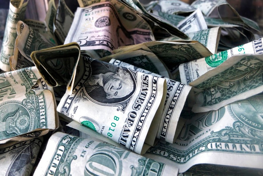 Dólar cai a R$ 5,80 com perspectiva de alívio tarifário, seguindo movimento global