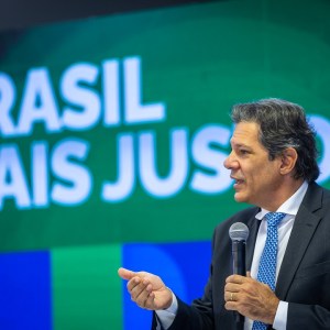 Foto do ministro da Fazenda do governo Lula, Fernando Haddad. Ele é responsável pela criação do arcabouço fiscal, meta de resultado primário do governo.
