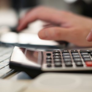 Isenção de IR de R$ 5 mil pode causar rombo de R$ 4,85 bi em municípios, diz associação de prefeitos