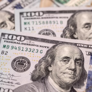 Dólar recua com mais isenções de tarifas no radar de Trump