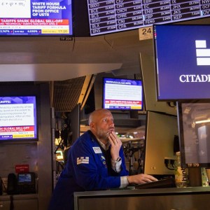 Bolsas de NY sobem entre balanços e possível novo recuo de Trump