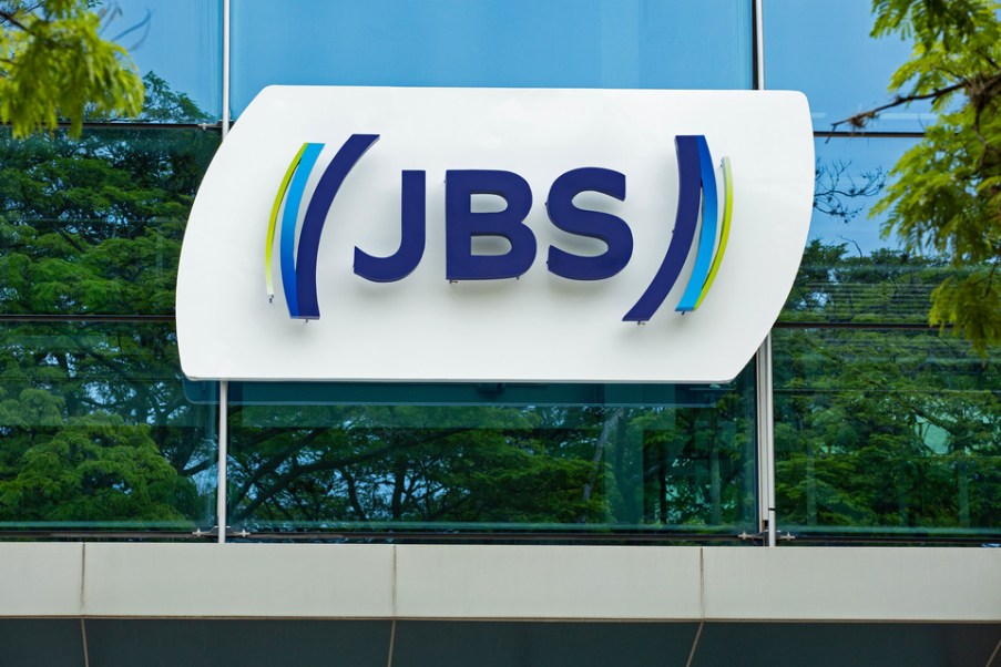 Foto do logo da JBS (JBSS3), companhia de proteínas, para ilustrar matéria sobre listagem de ações em Nova York.